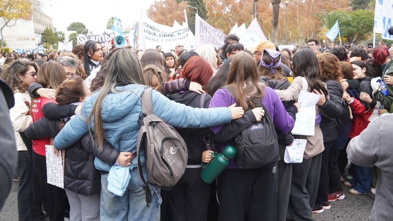 El abrazo simbólico que se vivió en la marcha. (Foto: DIARIO HUARPE/Martín Britos)