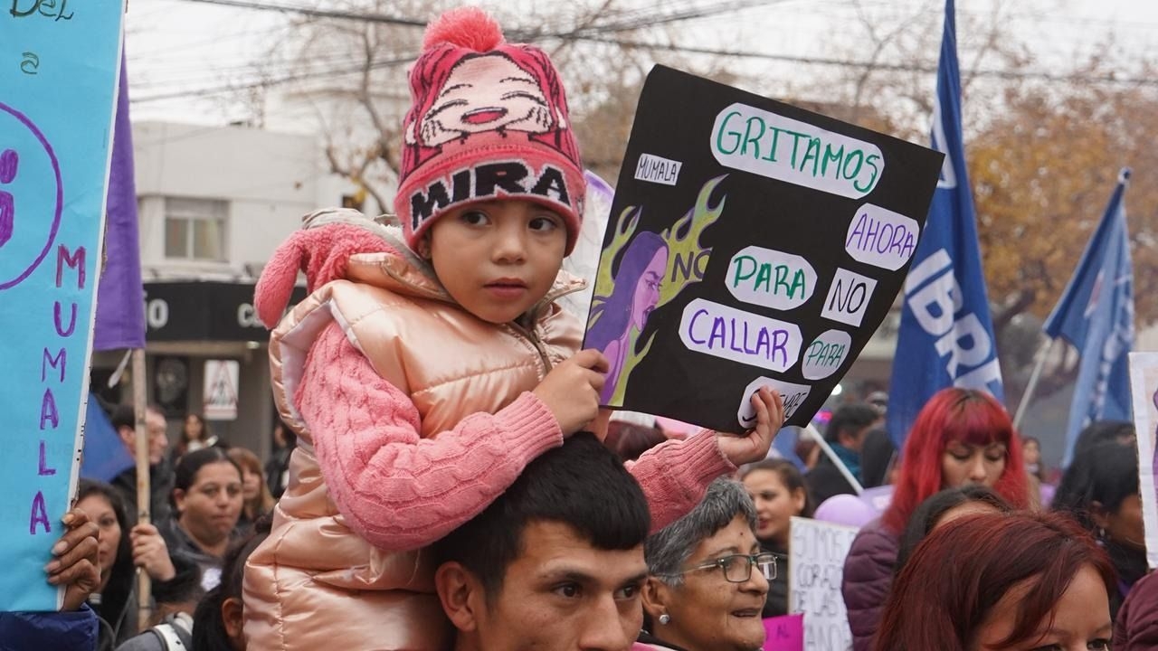 Padres llevaron a su hijas.  (Foto: DIARIO HUARPE/Martín Britos)