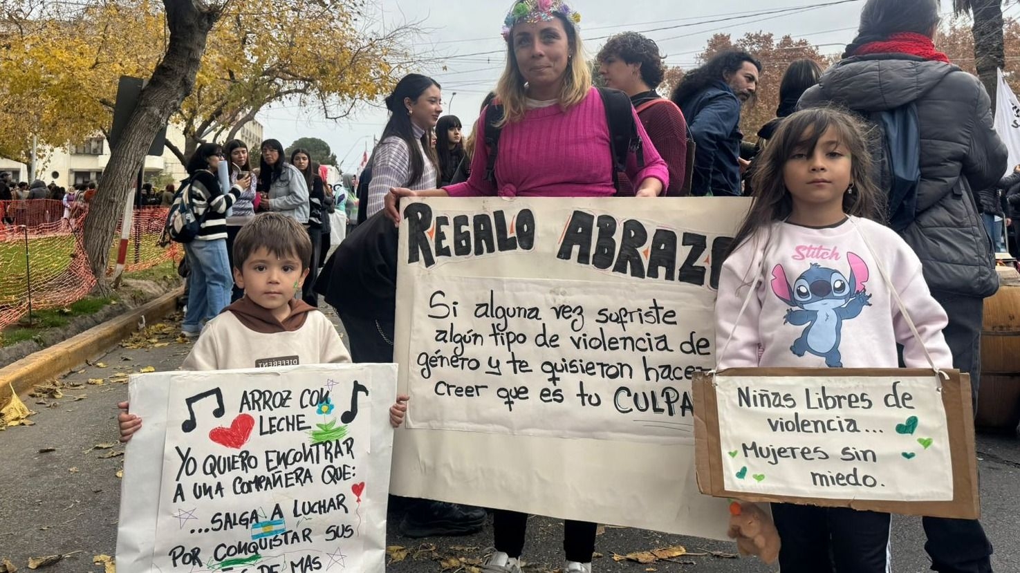Gema junto a sus hijos en la marcha. (Foto: DIARIO HUARPE)