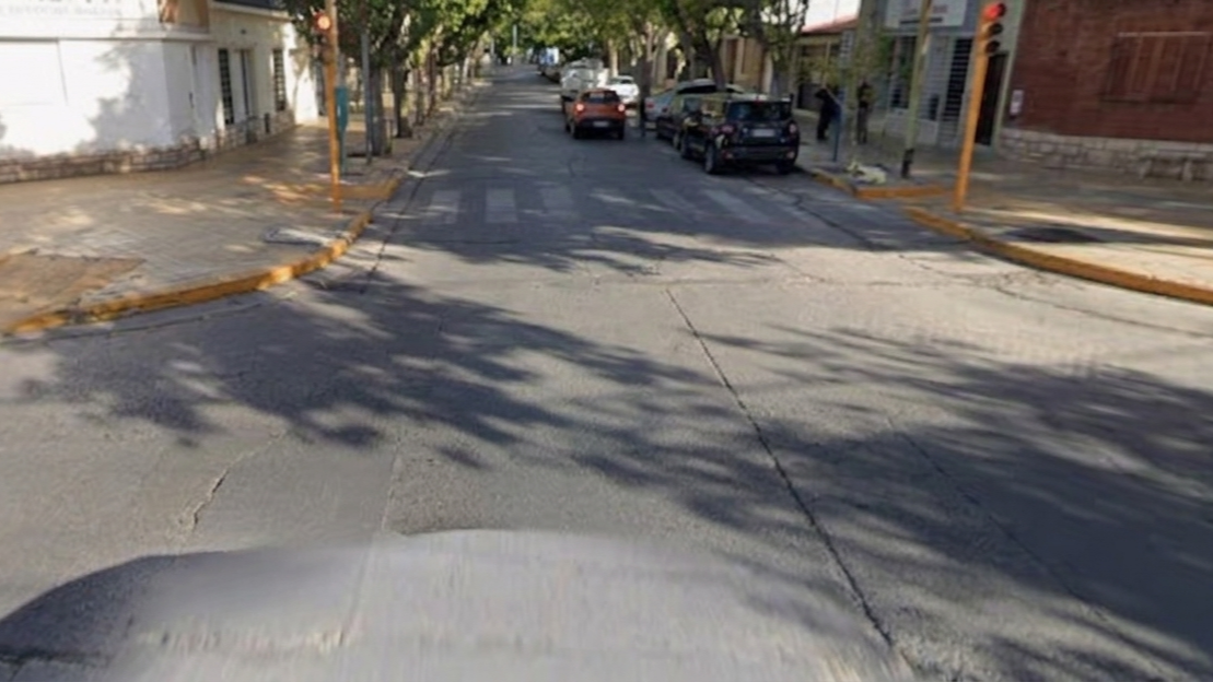 Un policía chocó contra una moto y una mujer que iba con su hija fue herida