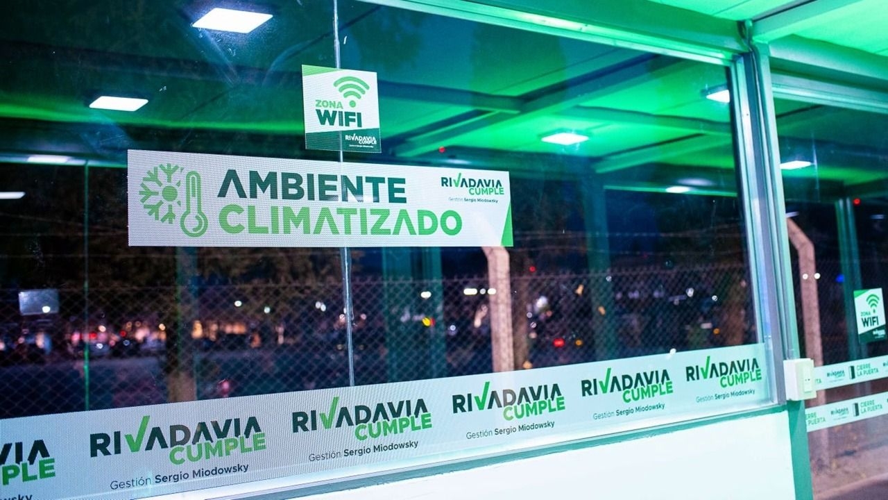 Rivadavia inauguró una nueva parada inteligente frente a la UCCuyo