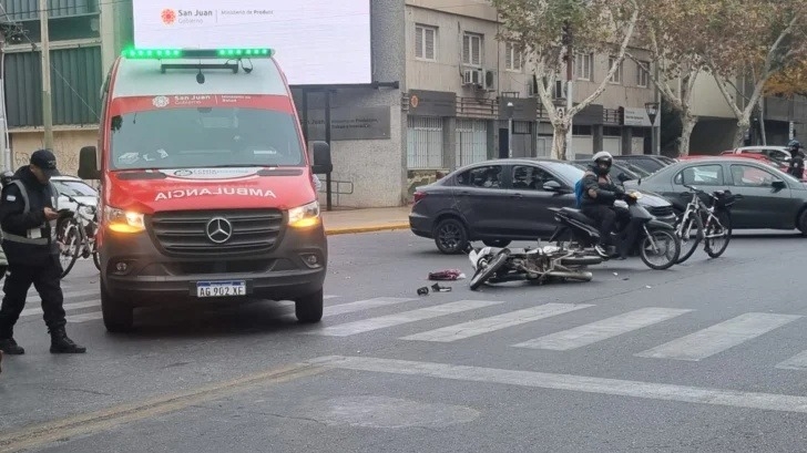 Dos mujeres terminaron heridas tras chocar en su moto contra un auto