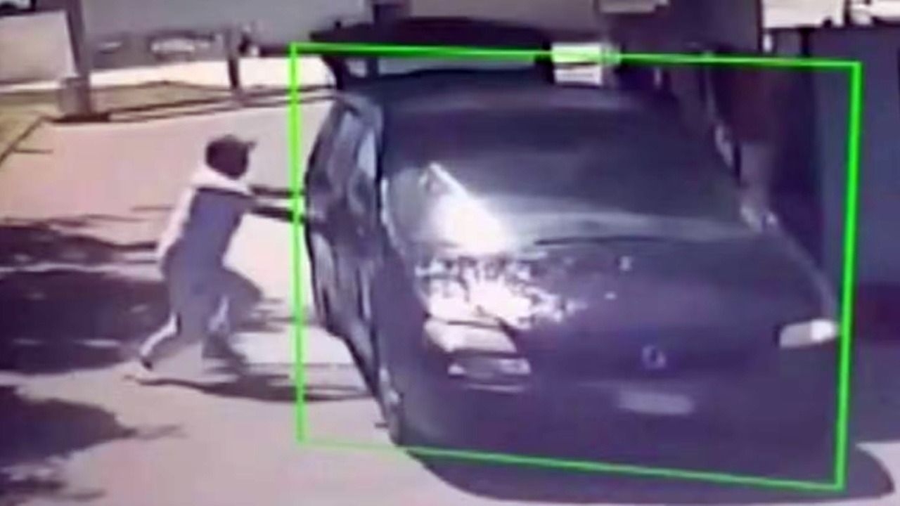 Quemaron vivos a cuatro trabajadores migrantes en un auto en Italia