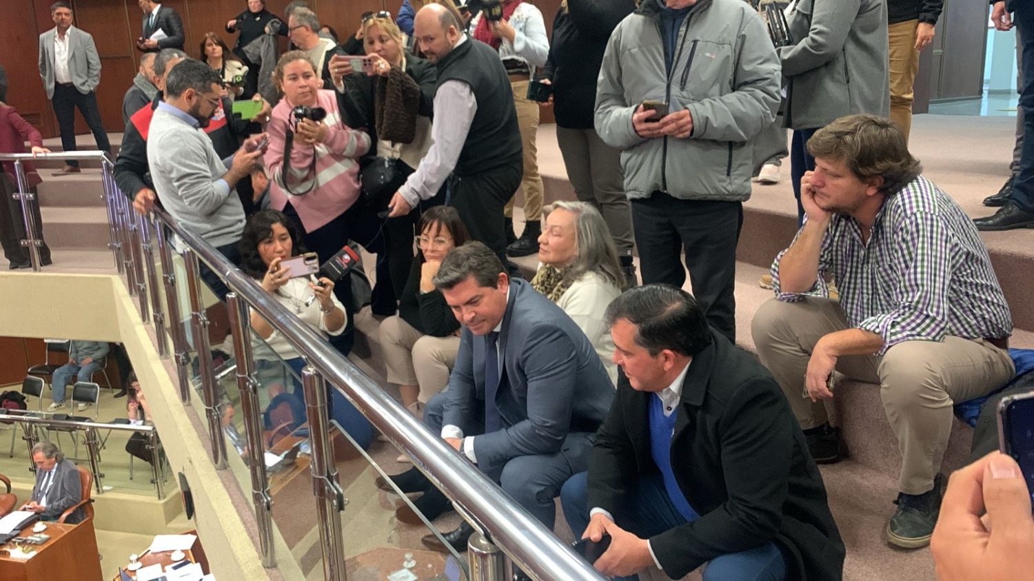 Orrego llegó a Diputados para seguir el debate por el financiamiento de obras
