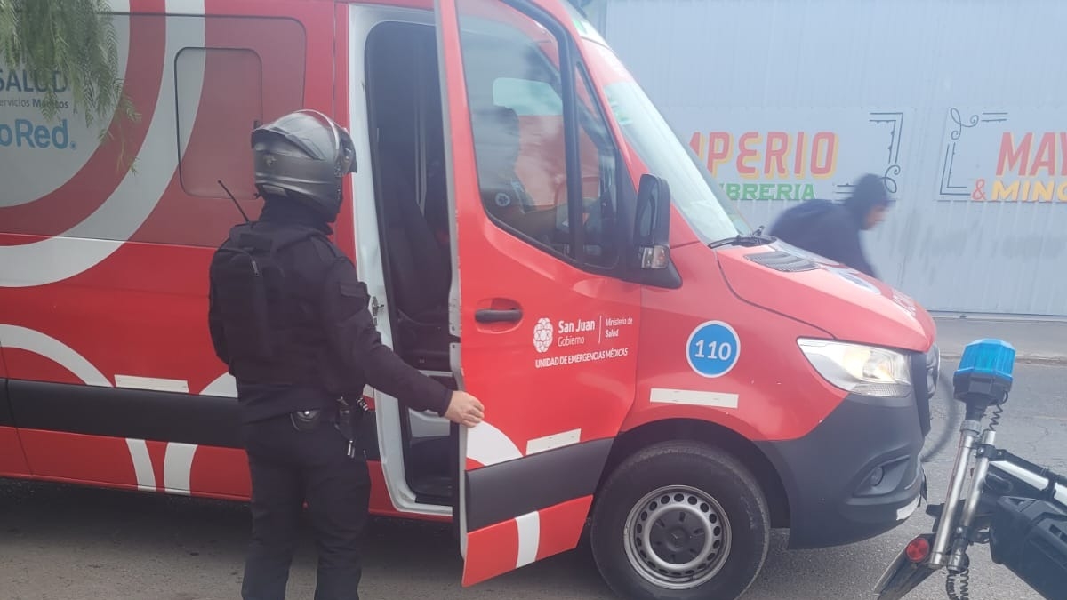 Un policía evitó una tragedia, reanimó a un bebé en la calle