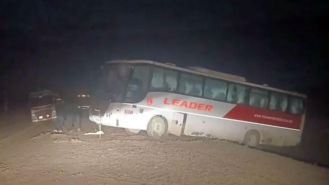 Un colectivo quedó al borde de un precipicio con 41 pasajeros