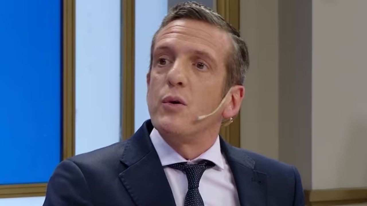 Mauro Szeta a punto de robarle el trabajo a un compañero de América