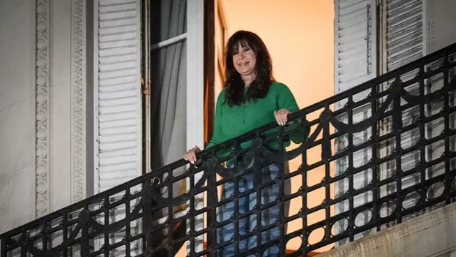 Cristina Kirchner continuará con tobillera electrónica y controles