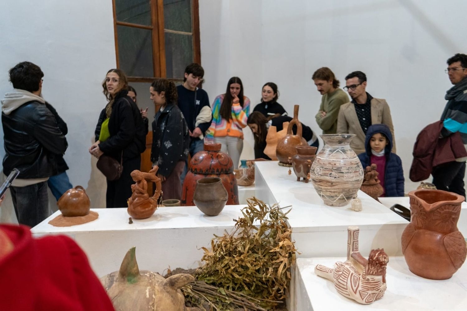 Quedó inaugurada una muestra colectiva de cerámica inspirada en la vasija ancestral