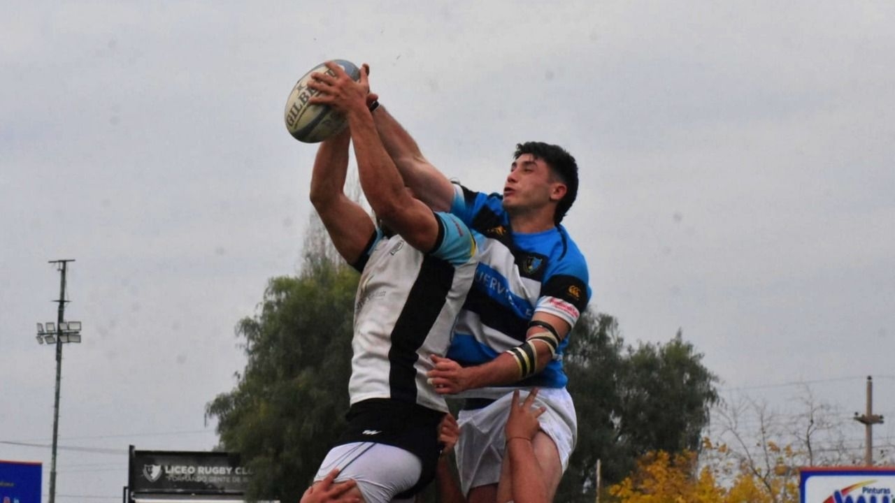 Universitario reaccionó, pero no le alcanzó en Mendoza