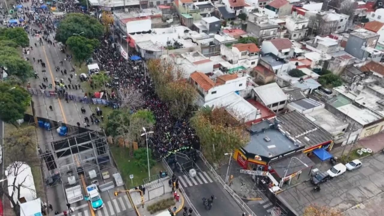 Comenzó el velatorio del Indio Solari con al menos 15 cuadras de fila