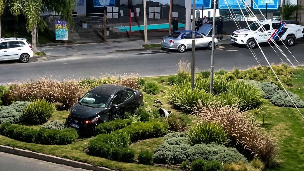 Un violento choque terminó con un auto sobre un espacio público verde