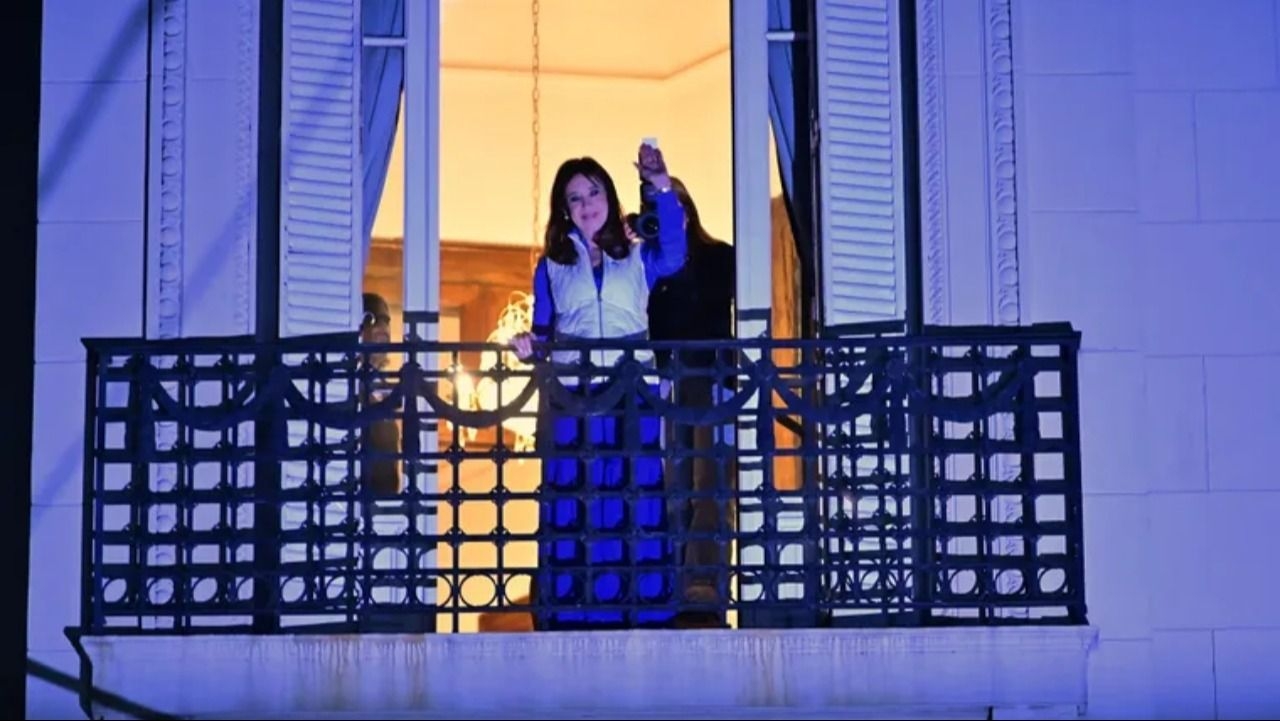 Cristina Fernández seguirá con tobillera y visitas bajo control judicial