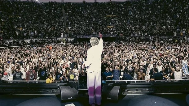 Emotivo homenaje de Fito Páez al Indio Solari en su show en Colombia