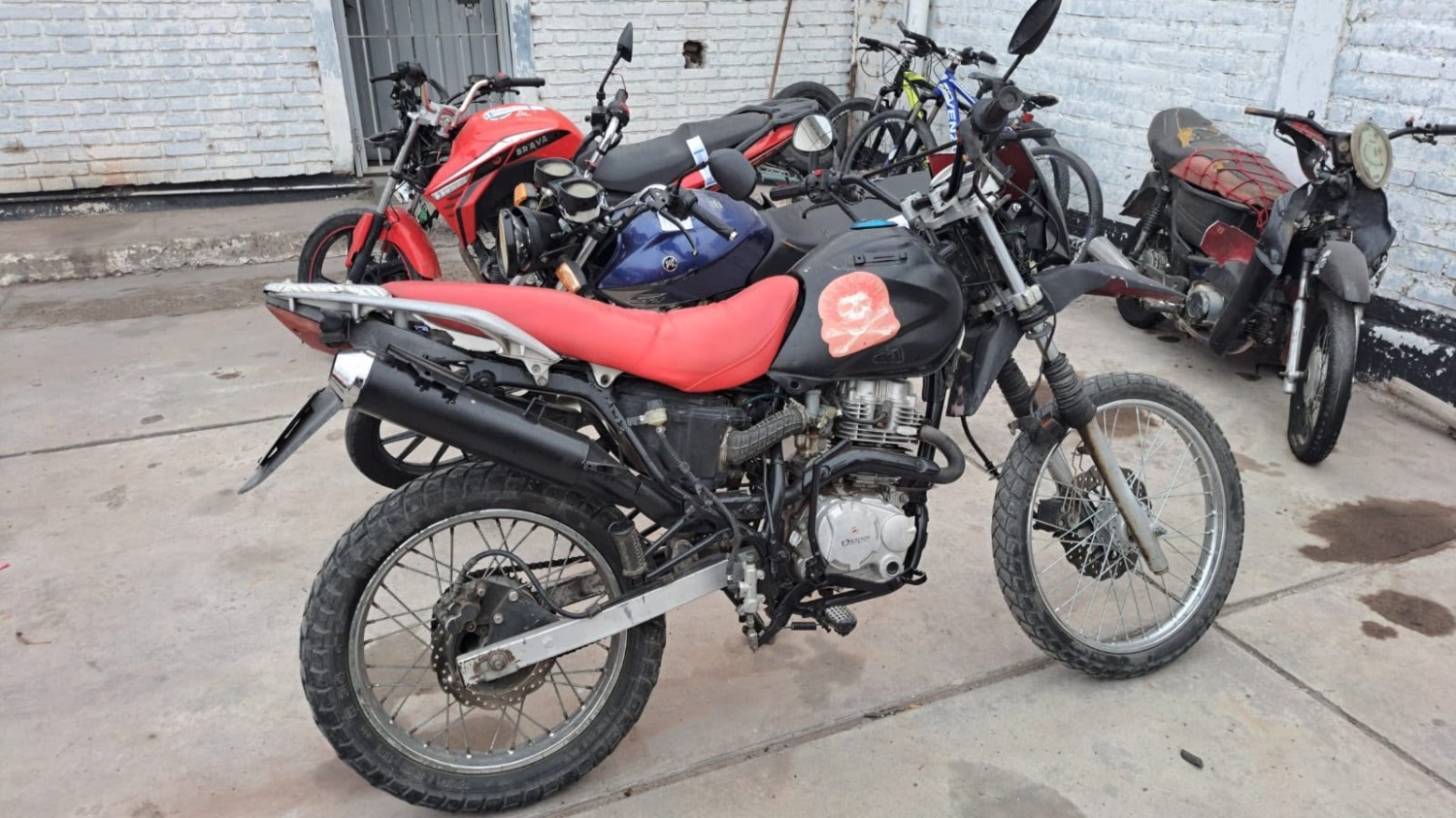 Encontaron una moto enduro abandonada y con el tambor violentado en Rawson