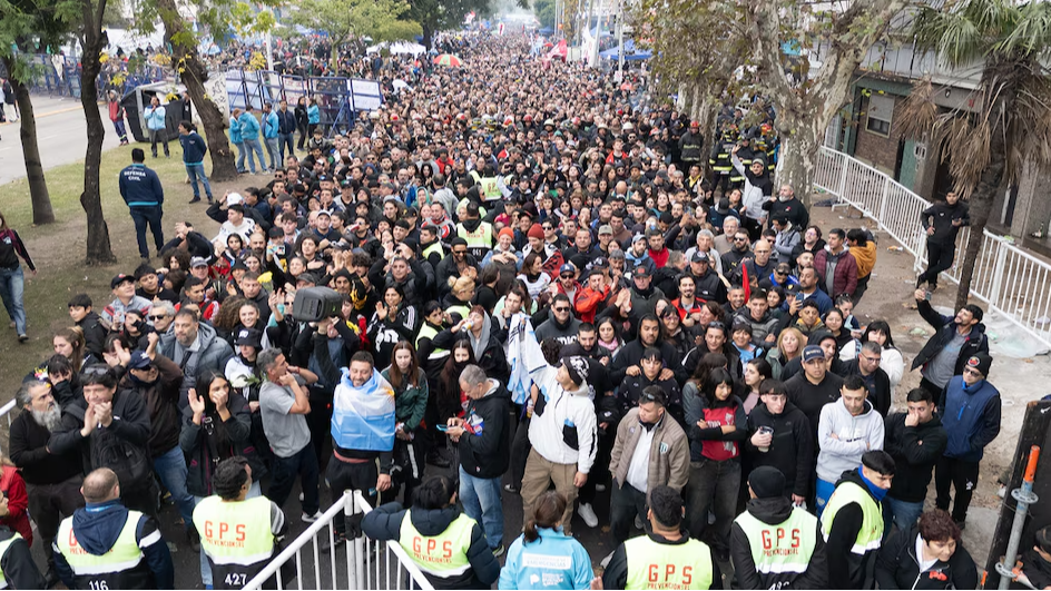 Masivo último adiós al Indio Solari con kilómetros de fila en Buenos Aires