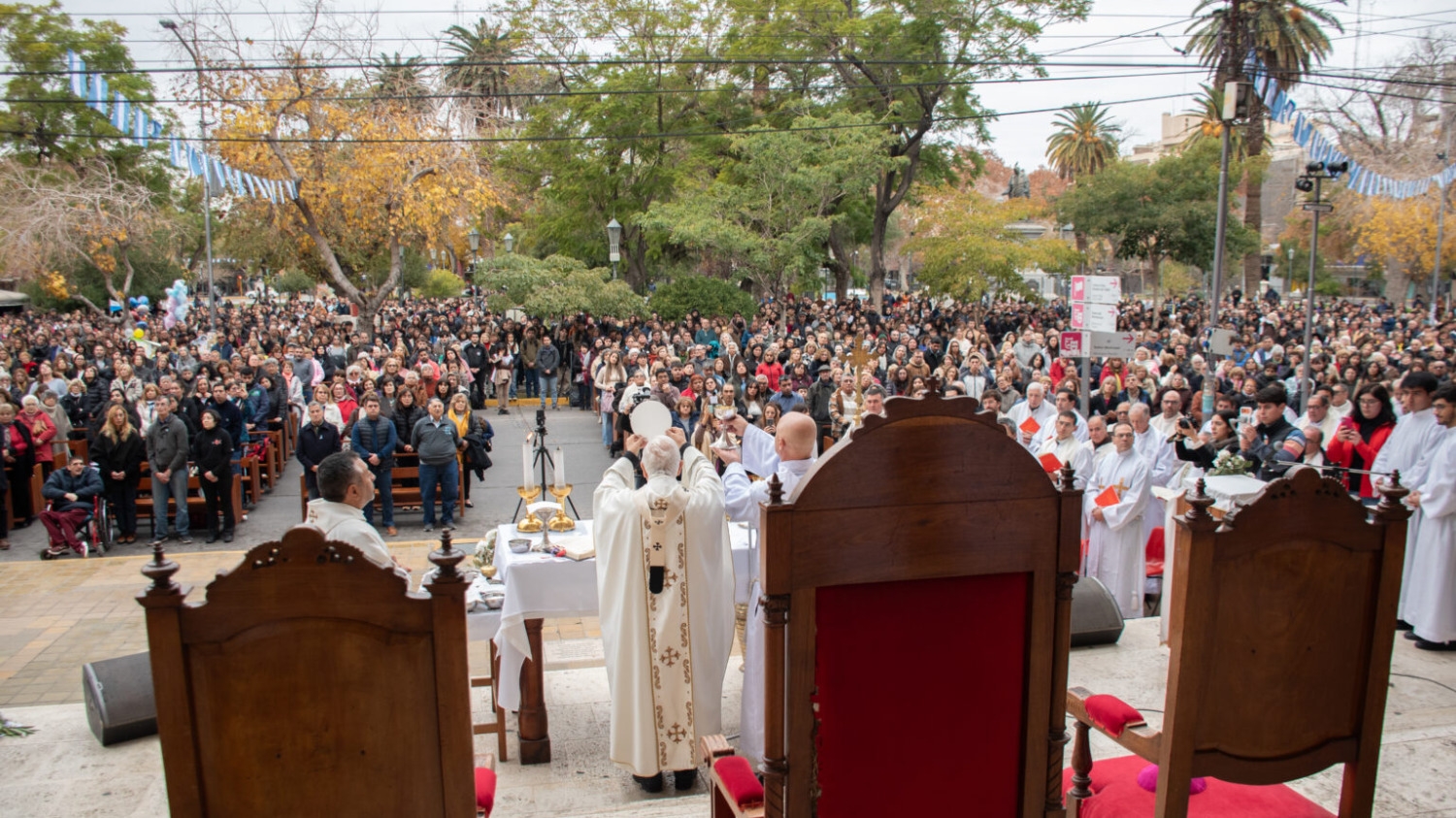 La Catedral entronizó una reliquia de Carlo Acutis durante Corpus Christi