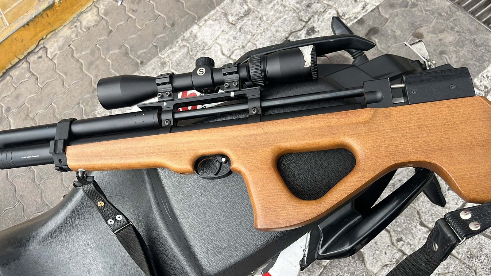 Persecución y detención por el robo de un arma de aire comprimido
