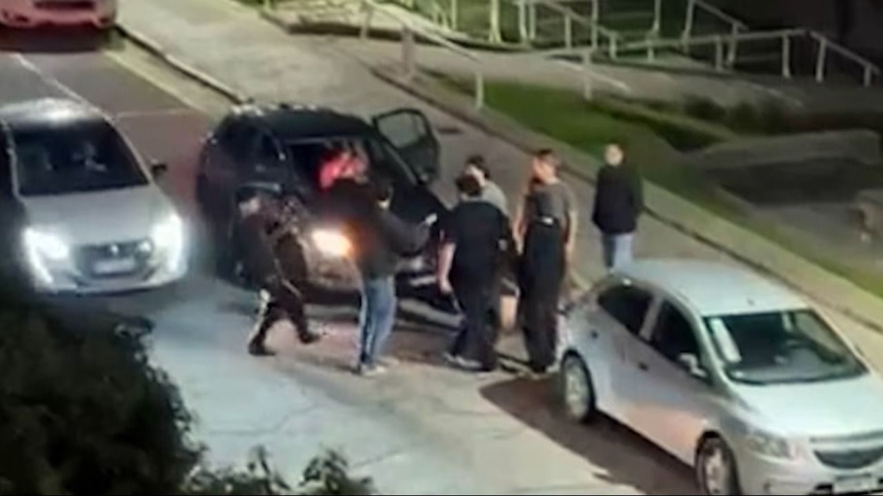 Un joven fue empujado en una pelea y lo atropellaron en plena calle