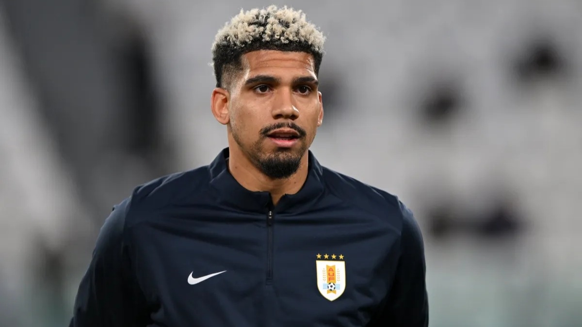 Ronald Araújo viajó de urgencia a España y es duda en Uruguay