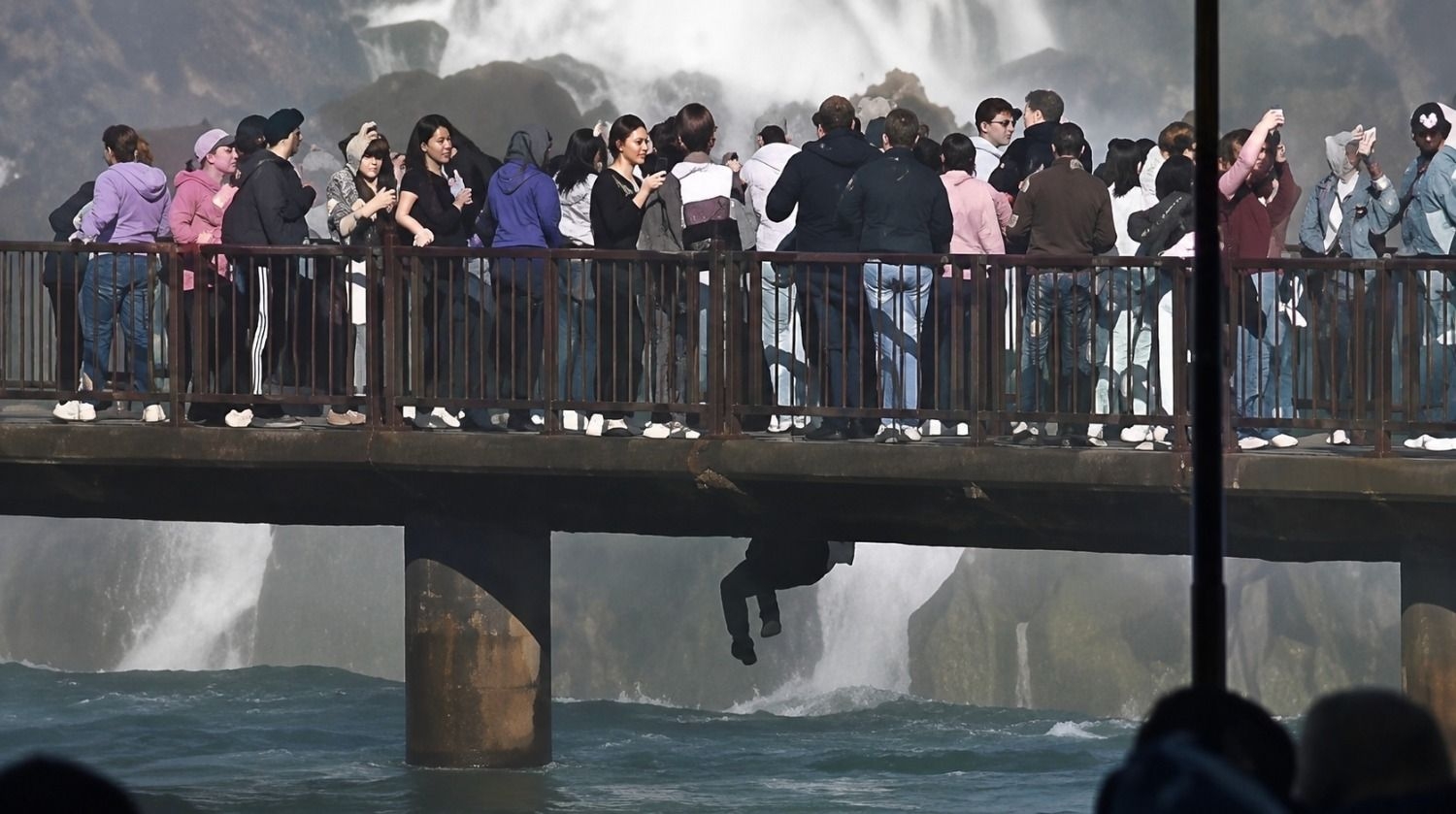 Expulsaron a un turista que se lanzó a las cataratas del Iguazú por su celular
