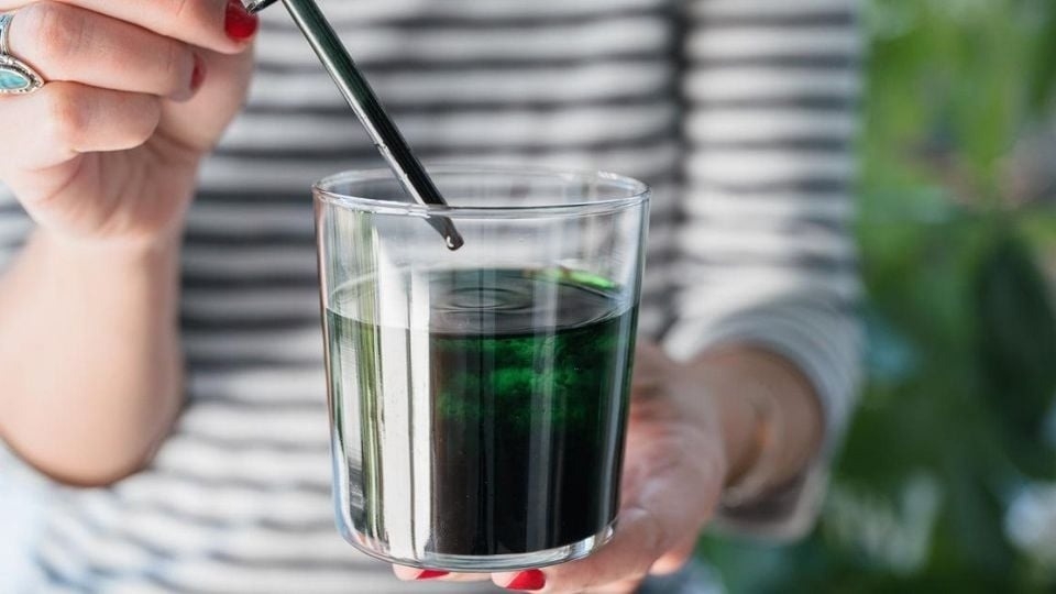 Mitos y verdades sobre la clorofila liquida que es furor en TikTok