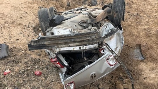 Investigación en curso y un hombre herido tras el vuelco de un auto