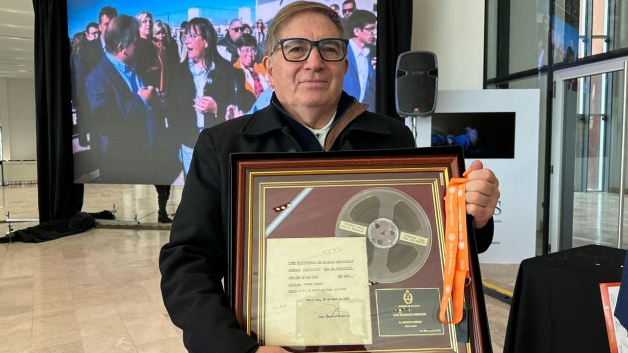 Luis Eduardo Meglioli recibió la copia digitalizada de un trabajo premiado del siglo XX