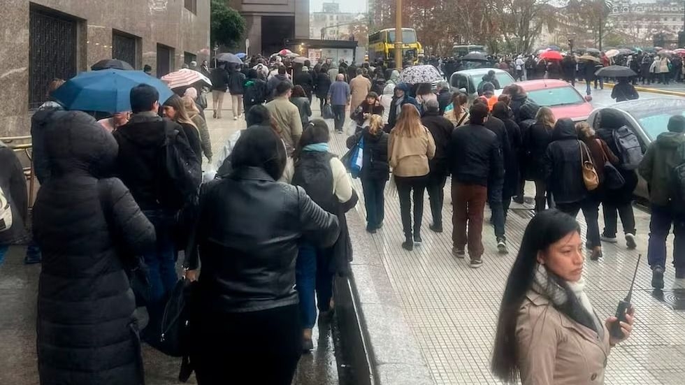 Evacuaron la sede del Ministerio de Economía por amenaza de bomba