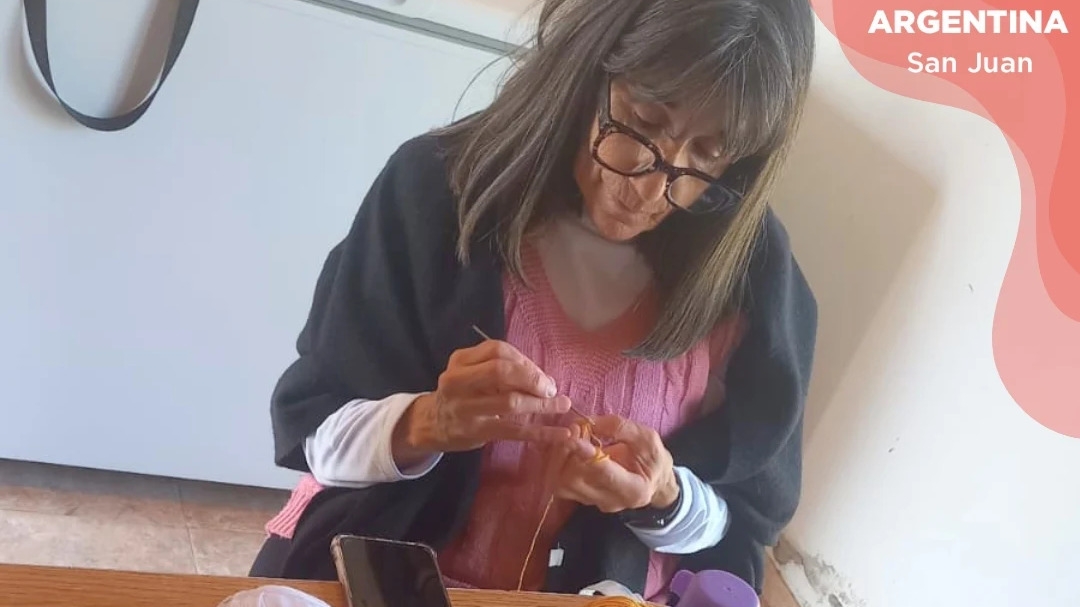 Cáritas Iglesia lanzó una campaña para recolectar lana y confeccionar mantas solidarias