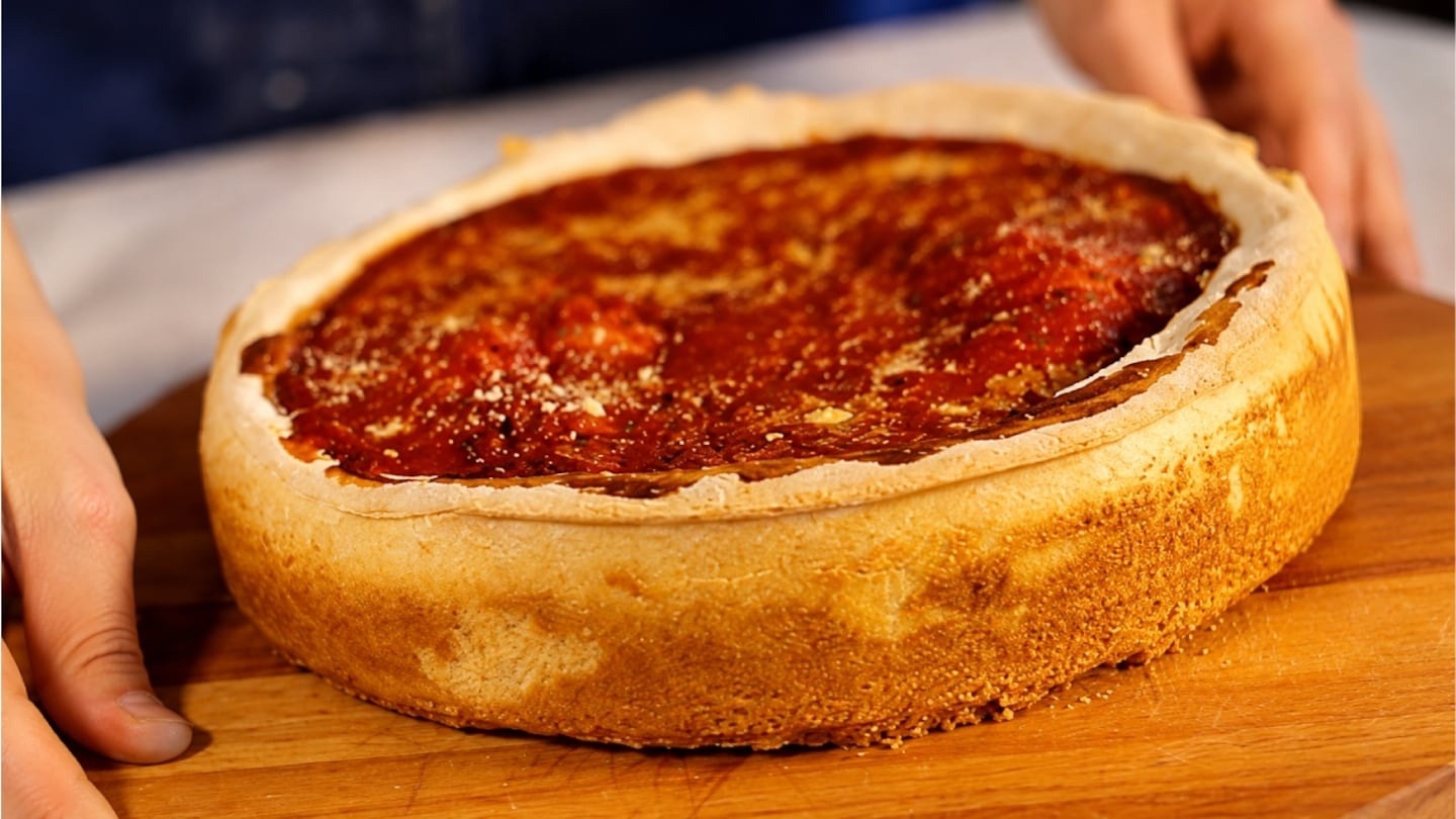 Secretos para preparar la suculenta pizza rellena de Chicago en casa