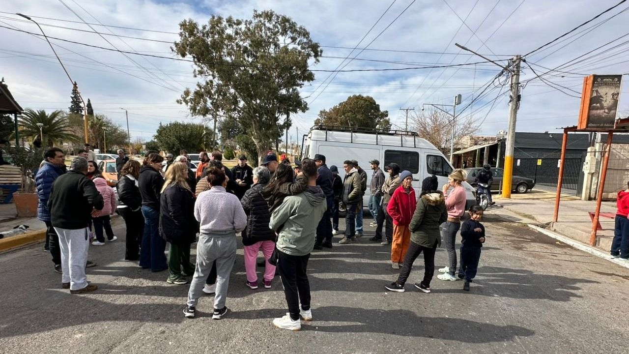 Cansados de robos, vecinos de Santa Lucía cortaron la calle para exigir seguridad
