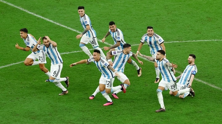 Scaloni define el reemplazo de Balerdi y un campeón del mundo pica en punta