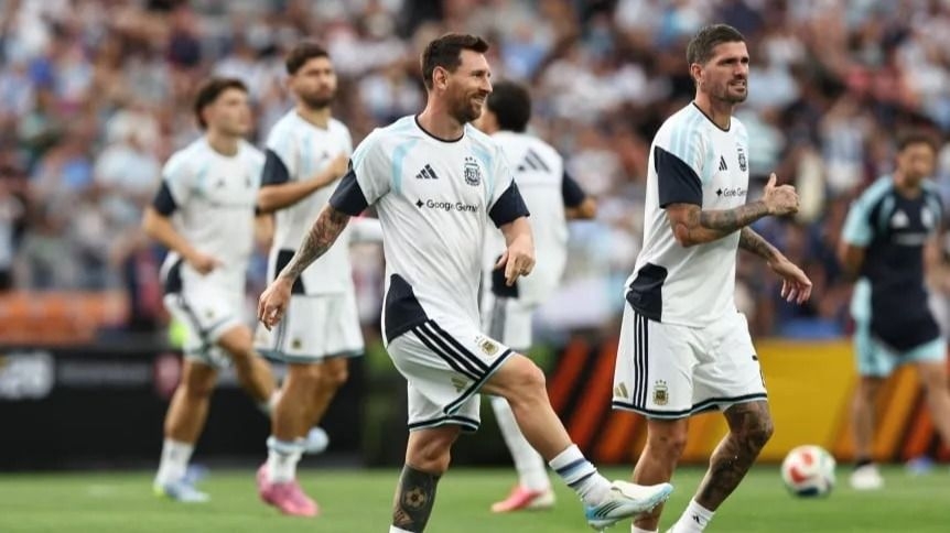Messi y compañía observan desde el banco de suplentes el duelo contra Islandia
