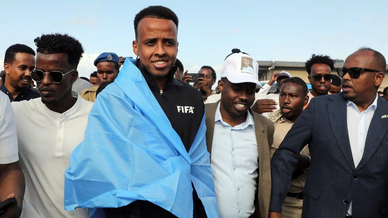 El árbitro deportado antes del Mundial volvió a Somalia como un héroe