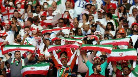 Un pin en homenaje a niños asesinados abre la polémica con la Selección de Irán