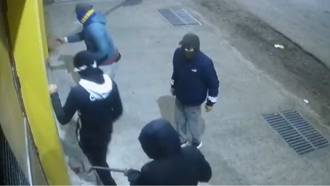 Delincuentes fueron filmados mientras robaban un negocio de Sarmiento