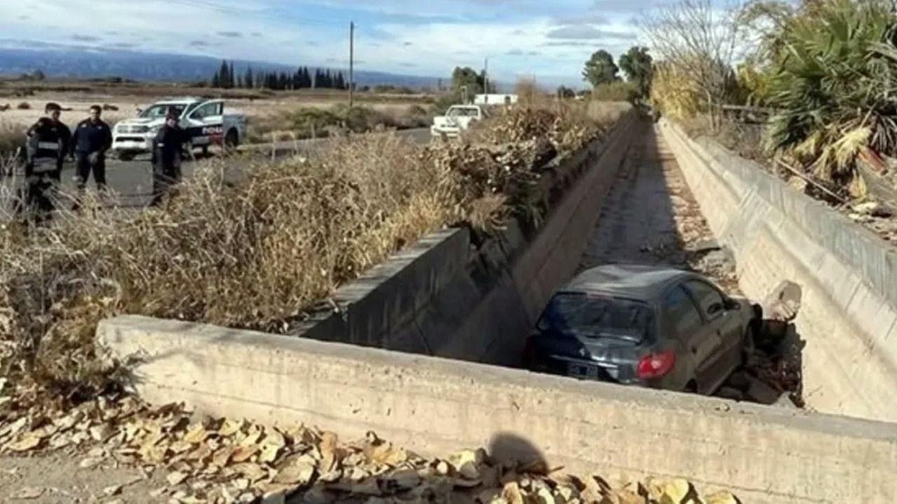 Cayó con su auto a un canal y se salvó de milagro