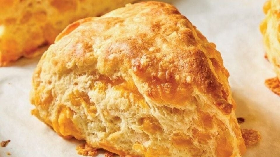 Tres trucos infalibles para lograr scones de queso con textura nube