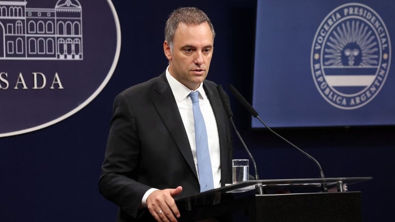 Las explicaciones de Adorni sobre su patrimonio abren contradicciones entre sus dichos