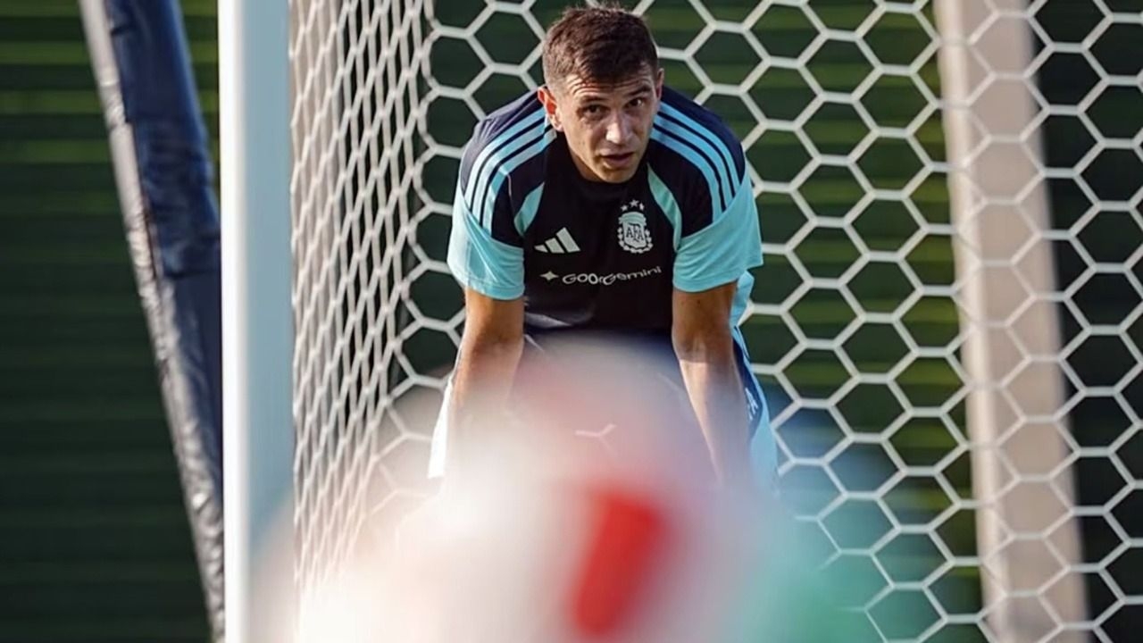Dibu Martínez se hará estudios para definir su presencia ante Argelia 
