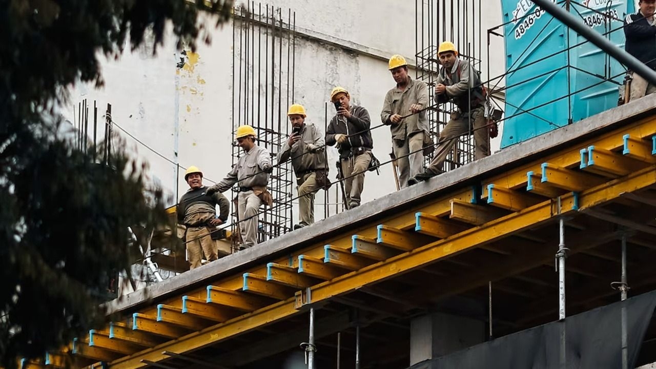 El Gobierno avanza con la reforma laboral y llama a renegociar a 446 convenios