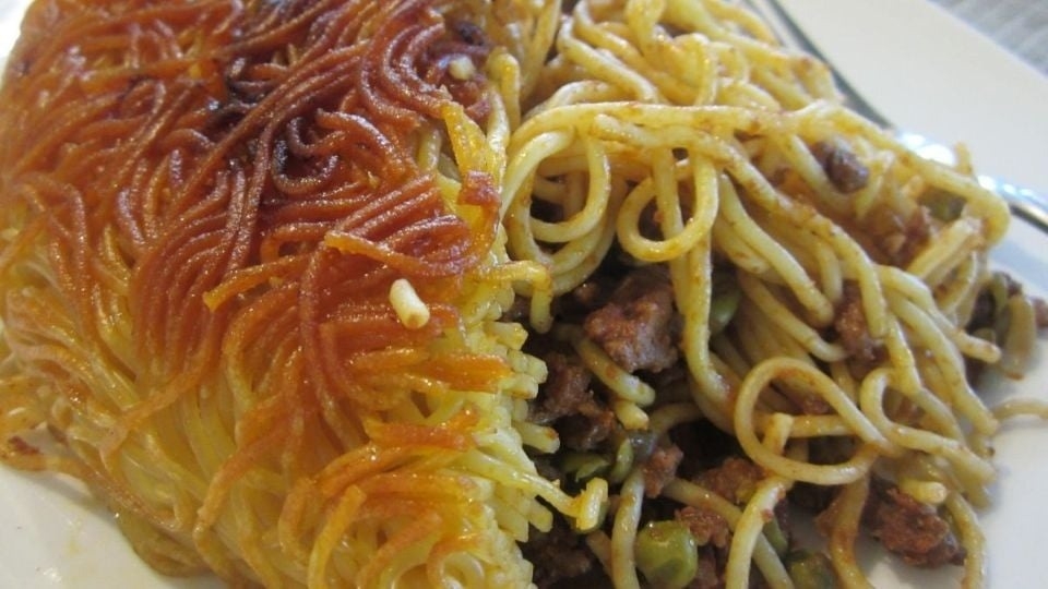 El plato persa que transforma los espaguetis en una torta dorada