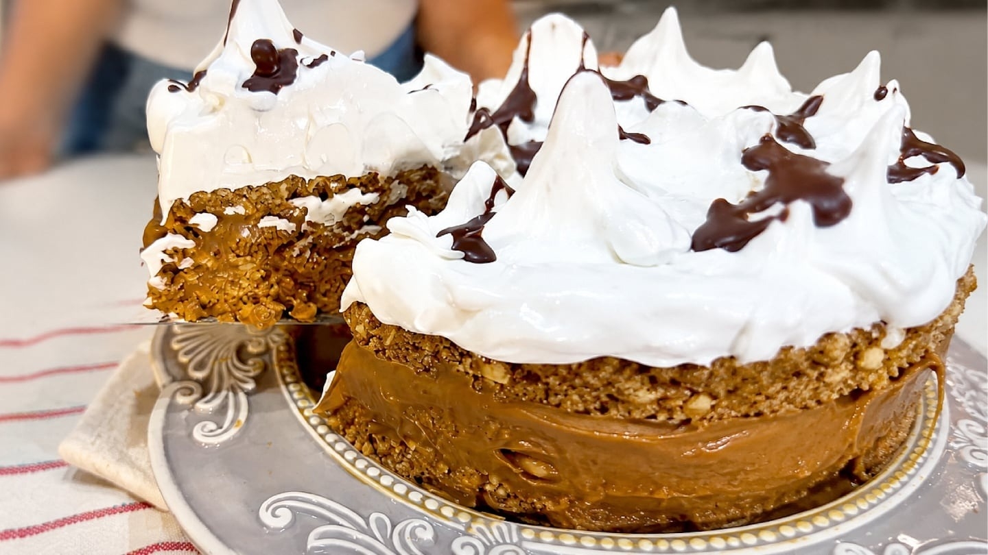 El paso a paso para un postre de galletitas y maní sin usar horno