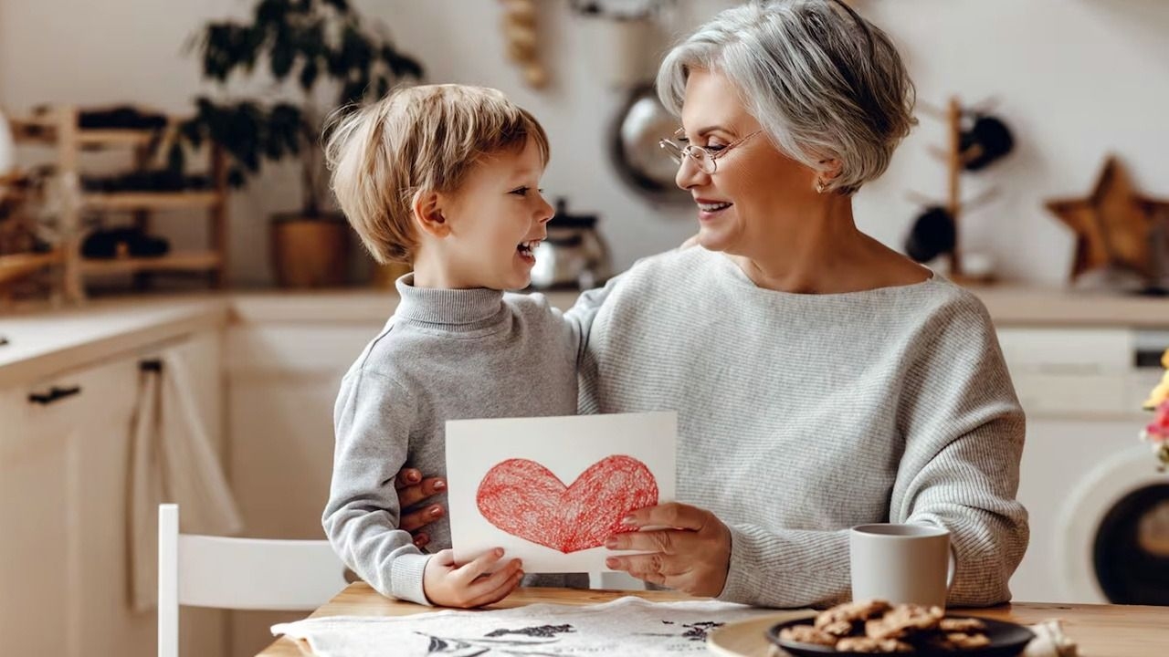 La ciencia explica por qué las abuelas sienten un amor mayor por sus nietos