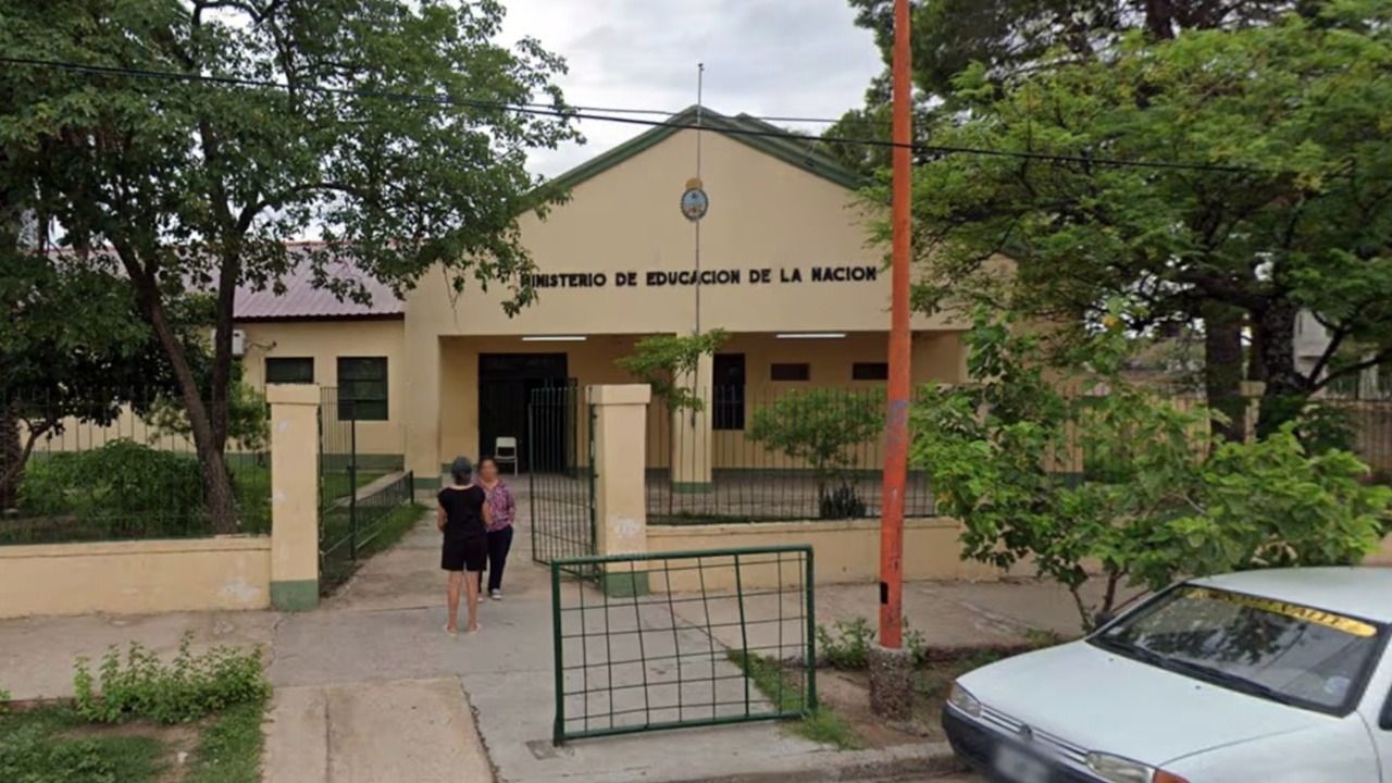 Una madre amenazó de muerte a una maestra y le dictaron restricción