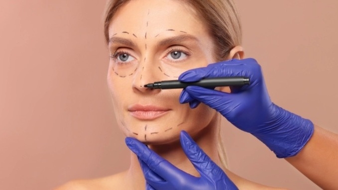 Quién es la famosa que se hizo su primer cirugía estética a los 18 años