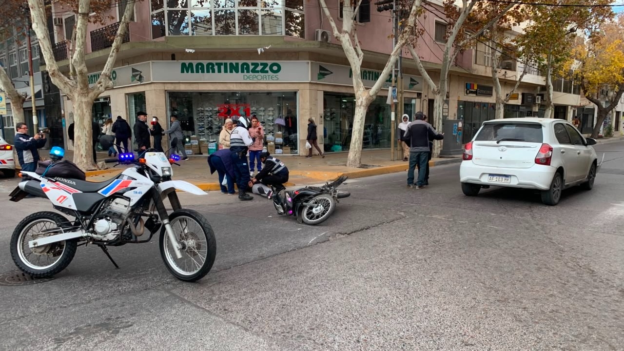 Una mujer fue hospitalizada tras chocar en su moto contra un auto en Capital