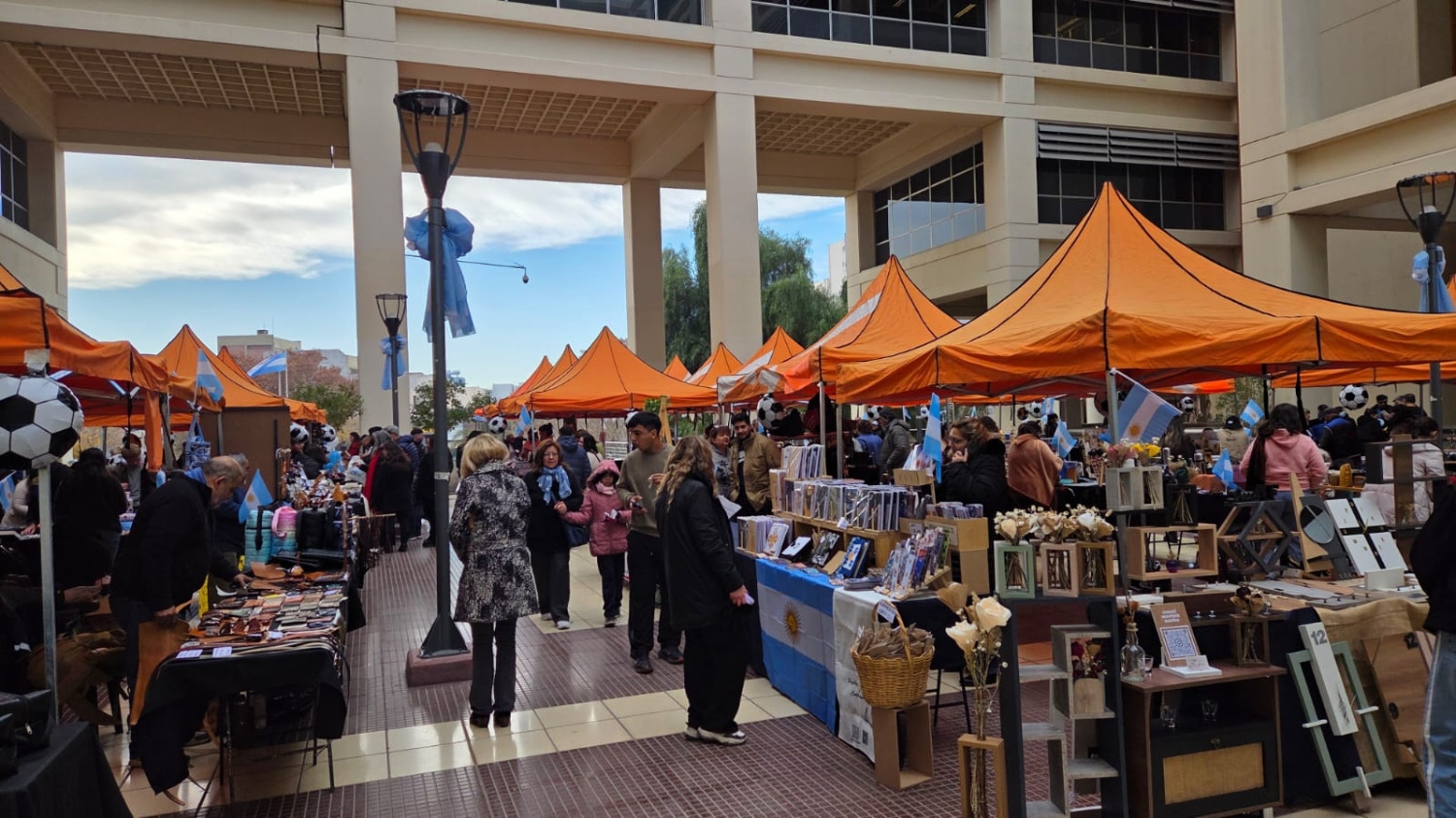 Más de 70 emprendedores ofrecen regalos para el Día del Padre en una feria temática del Mundial
