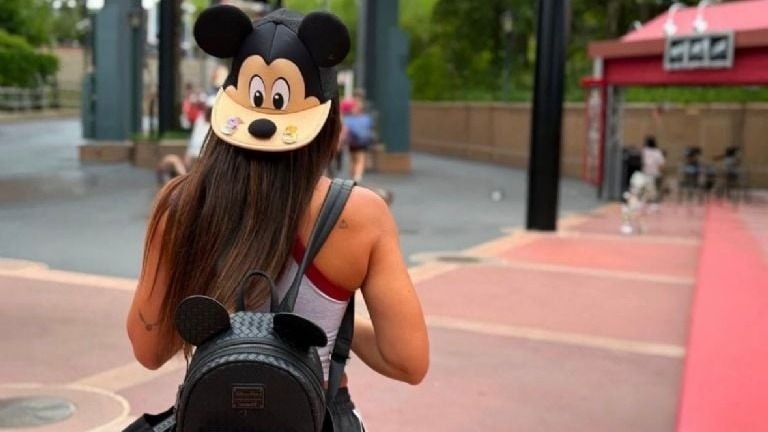 Antonela Roccuzzo marcó tendencia con su mochila de Mickey Mouse